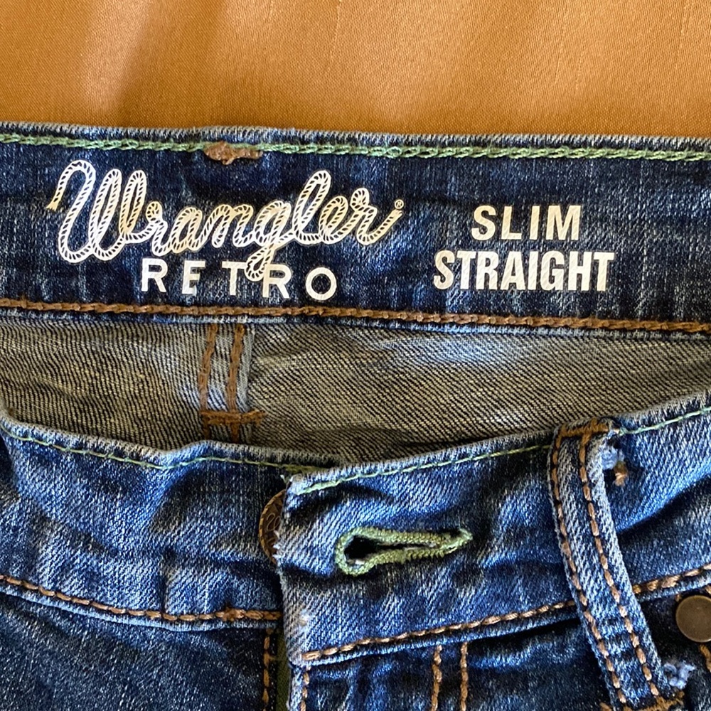 Like new men’s wrangler jeans. Retro style straight leg.
